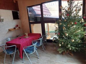 BarilovićVILLA KORANA的一间设有桌子和圣诞树的用餐室