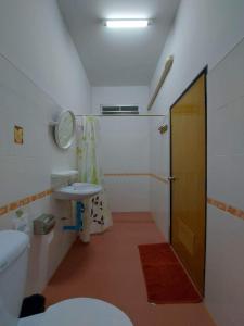 勿洞Rutcha homestay Betong รัชชา โฮมสเตย์ เบตง的一间带水槽、卫生间和镜子的浴室