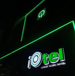 安吉利斯iOtel Luxury Kiosk Hotel的 ⁇ 虹灯标志,上面写着“光环”字