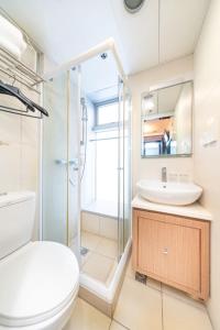香港香港奥斯酒店的浴室配有卫生间水槽和淋浴。
