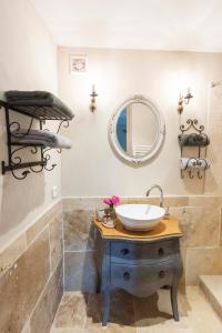 圣萨蒂南艾普特Le Mas Silvestre的一间带水槽和镜子的浴室