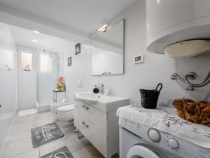 波雷奇Casa Astrid的白色的浴室设有水槽和洗衣机。