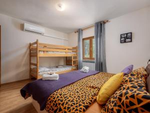 波雷奇Casa Astrid的一间卧室配有一张床和一张双层床。