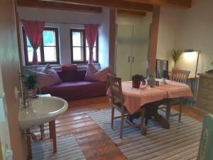 阿布特瑙Sonnleit'n Zimmer的客厅配有桌子和沙发