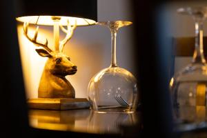 巴纳德城堡古代独角兽宾馆的桌子上灯旁的一只 ⁇ 鹿