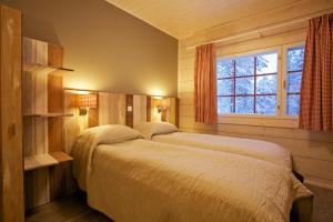 萨拉Sallainen Panvillage的一间卧室设有两张床和窗户。