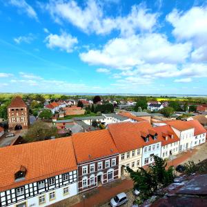 Usedom TownGasthaus Natzke的享有白色建筑和橙色屋顶的城镇美景