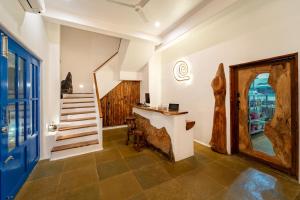 蓬蒂切里Conch Resort Luxury Private Pool Suites的客房设有楼梯、书桌和蓝色门