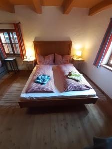 阿布特瑙Sonnleit'n Zimmer 1的一间卧室配有一张床,上面有两条毛巾