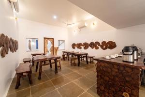 蓬蒂切里Conch Resort Luxury Private Pool Suites的客房设有木桌、木椅和柜台。