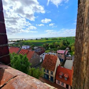 Usedom TownGasthaus Natzke的从塔楼可欣赏到城镇景色