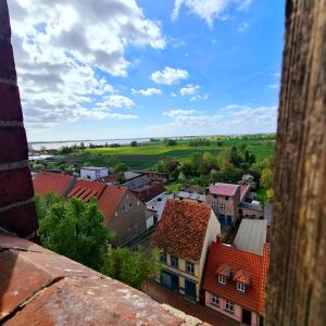 Usedom TownGasthaus & Pension Natzke的从塔楼可欣赏到城镇景色