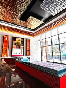 吉隆坡THE FACE Style的客房设有带吧台和窗户的酒吧。