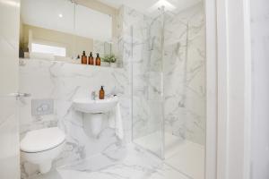 普里茅斯Apartment Three - Free Private Car Park - sleeps 6 - 3 shower rooms - by Ocean City Retreats的白色的浴室设有卫生间和淋浴。