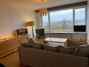 安特卫普2 bedroom appartement in Antwerp, with amazing view的客厅配有沙发和桌子
