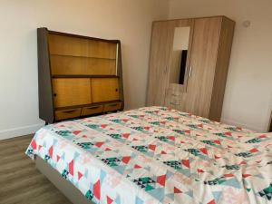 安特卫普2 bedroom appartement in Antwerp, with amazing view的一间卧室配有一张大床和一个木制橱柜