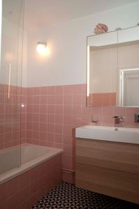 安特卫普2 bedroom appartement in Antwerp, with amazing view的带浴缸、水槽和镜子的浴室