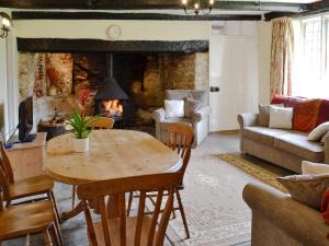 Holwell丘吉尔乡村别墅的客厅配有桌子和壁炉