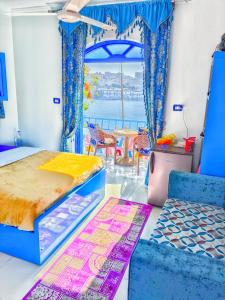 阿斯旺Airkela Nuba Dool2的一间卧室配有两张床和一张桌子及椅子