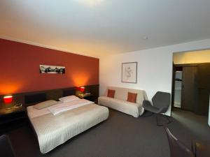 巴特瑙海姆不论恩霍夫酒店的酒店客房,配有两张床和椅子