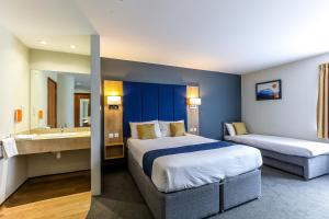 彼得伯勒戴斯彼得伯勒酒店的酒店客房带两张床和一间浴室