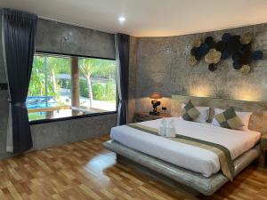 Thung SongNao Ta Chuang的一间卧室设有一张大床和一个大窗户