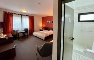 巴特瑙海姆不论恩霍夫酒店的一间酒店客房 - 带一张床和一间浴室