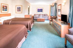 卡利斯佩尔卡利斯比旅游旅馆的酒店客房设有两张床和一台平面电视。