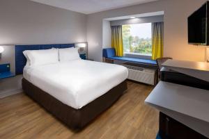 索尔兹伯里米克罗旅馆&套房 - 索尔兹伯里的一间设有大床和窗户的酒店客房