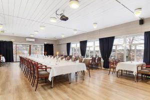 斯泰恩谢尔提木尔德公园贝斯特韦斯特酒店的一间设有白色桌椅和窗户的用餐室