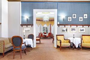 斯泰恩谢尔提木尔德公园贝斯特韦斯特酒店的一间带桌椅和镜子的用餐室