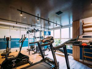 波苏斯-迪卡尔达斯ibis Styles Poços de Caldas的健身房设有2台跑步机和其他有氧器材