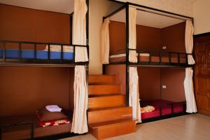 清莱Grace hostel - Chiang Rai的带三张双层床和楼梯的客房