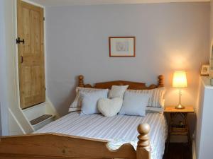 Polruan费尔梅登乡村别墅的一间卧室配有一张带两个枕头的床