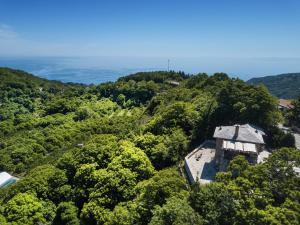 基索斯A Dream Deferred villa Pelion的树木中建筑物的空中景观