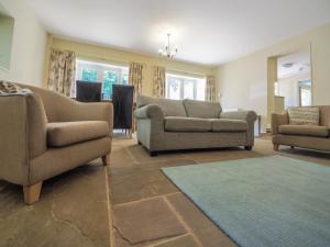 FulbeckStone Lodge的带沙发和椅子的客厅以及地毯。