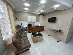 NinotsmindaHotel Elit的客厅配有沙发和电视。