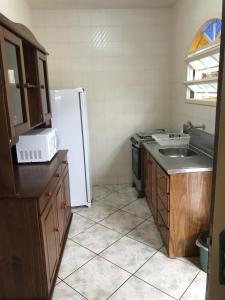 弗洛里亚诺波利斯Residencial Sombreiro的厨房配有白色冰箱和水槽
