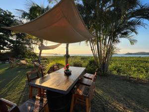 贝岛Corto Novo Maison d'hôtes-Camping的一张木桌和椅子,享有海景