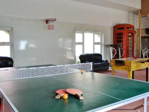TrostreGlanmwrg Barn的乒乓球桌,上面有两个球
