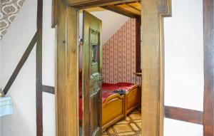 KnoeringueAwesome Home In Knoeringue With Sauna的小房间设有床和镜子