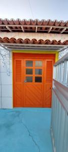 加利纽斯FLAT DA DANI Galinhos RN的车库房子的橙色门