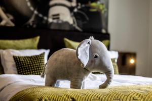 比伦德The Lodge Billund的一只塞满了大象的睡床上