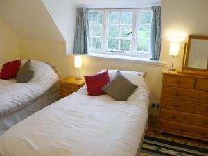 瓦特米尔洛克园丁乡村别墅的一间卧室设有两张床和窗户。