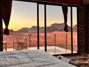 瓦迪拉姆瓦迪鲁姆天空之旅营地旅馆的沙漠景客房的一张床位