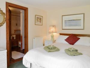 TulchanRowan Tree Cottage - S4216的一间卧室配有带毛巾的床