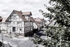 CaldenGästehaus Hegerweg 2, Calden的一张大房子的黑白照片