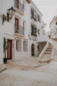 阿尔啼Casa Los Yayos by Nomad Stays的前面有楼梯的白色建筑