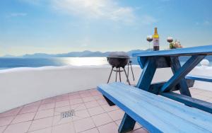 南海郡苏尔马特旅馆的蓝色野餐桌、烧烤架和一瓶葡萄酒