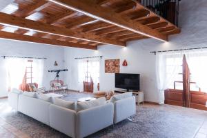 波尔蒂芒Villa Casa Velha的客厅配有白色沙发和电视